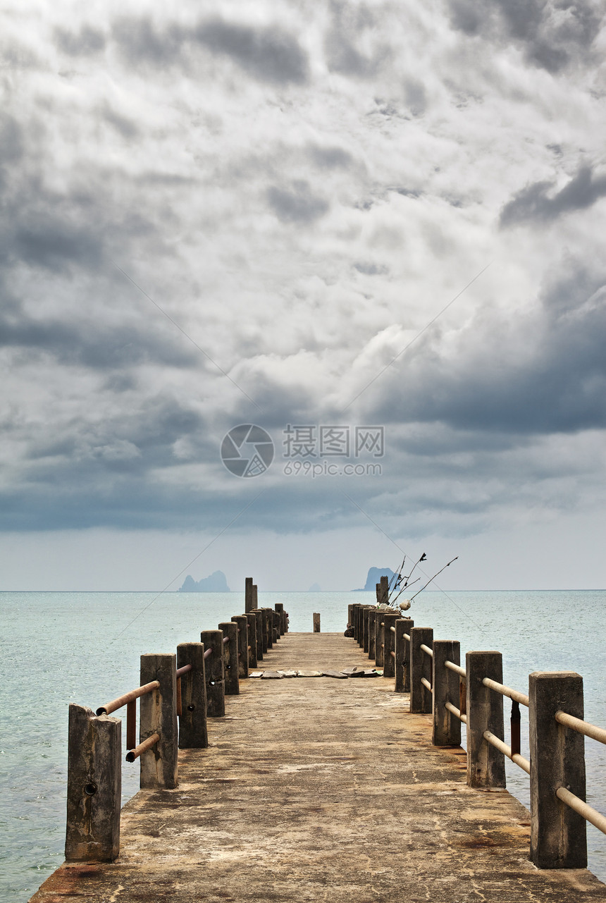 黑暗云下的码头旅行照片支撑蓝色海岸旅游钓鱼假期港口海洋图片