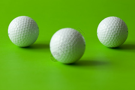 白色高球作品塑料高尔夫球宏观绿色背景图片