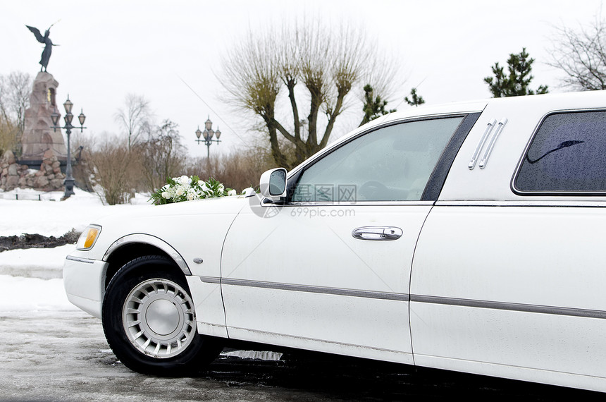 白色豪华轿车的一部分 有鲜花的婚礼车财富奢华已婚婚姻运输结婚花朵新娘蜜月车辆图片