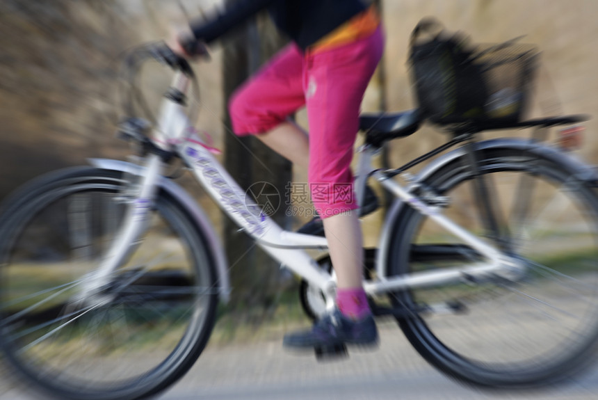 骑自行车速度车轮活动运动旅游锻炼女士照片街道女孩图片