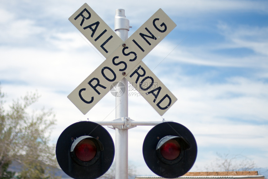 铁路过境标志牌天空火车信号金属白色主线危险道路运输交通图片