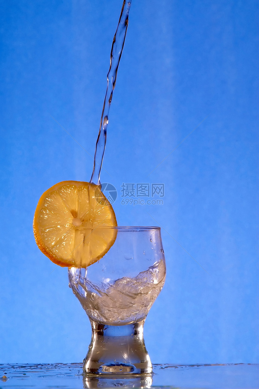 水和柠檬酒吧蓝色飞溅餐厅玻璃运动酒保图片