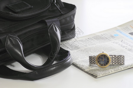 商业袋和报纸小路商务人士白色手提箱办公室商业旅行会议案件背景图片