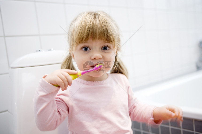婴儿刷牙医疗人类儿童人脸保健嘴巴生活方式洗涤牙齿浴室图片