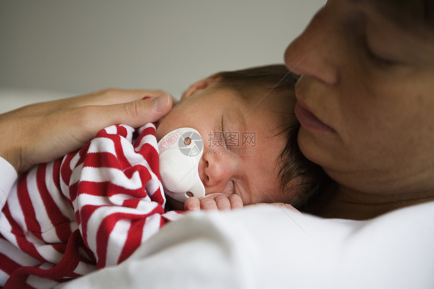 婴儿和母亲家庭女性睡眠棕色亲热人脸午睡家长拥抱幸福图片