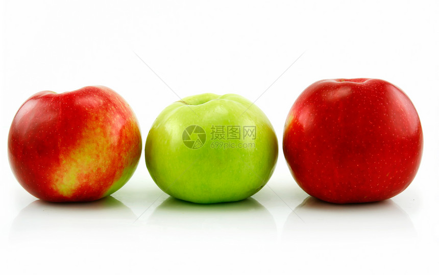 白线上隔绝的三条龙中的里普苹果图片