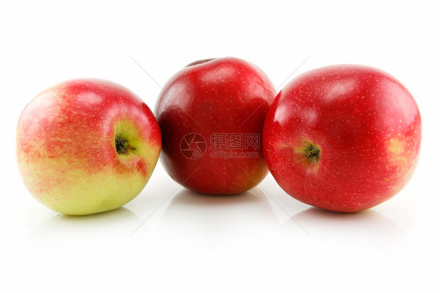 白线上孤立的三条红苹果图片