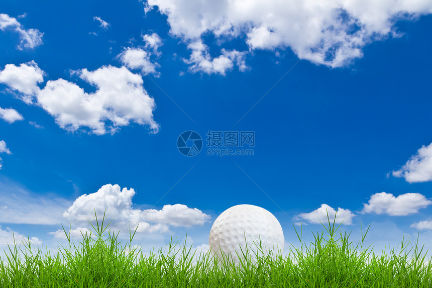 蓝天对准绿草上高尔夫球物品运动游戏爱好竞赛蓝色圆圈天空圆形绿色图片