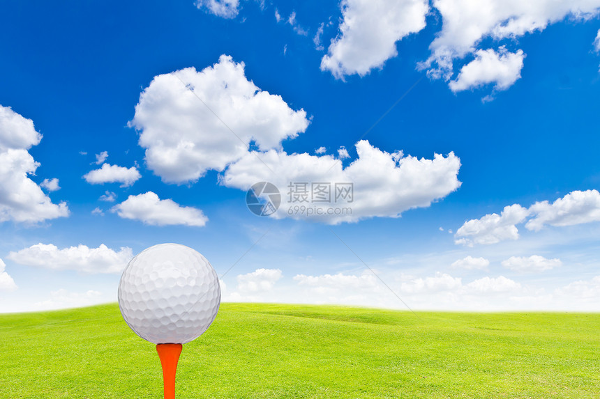 绿色草地上的高尔夫球和高尔夫球蓝色爱好白色空白圆圈运动天空物品曲线竞赛图片