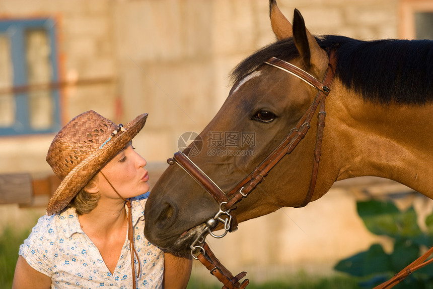女人接吻马追求帽子女骑士活动微笑手臂阳光动物城市拥抱图片