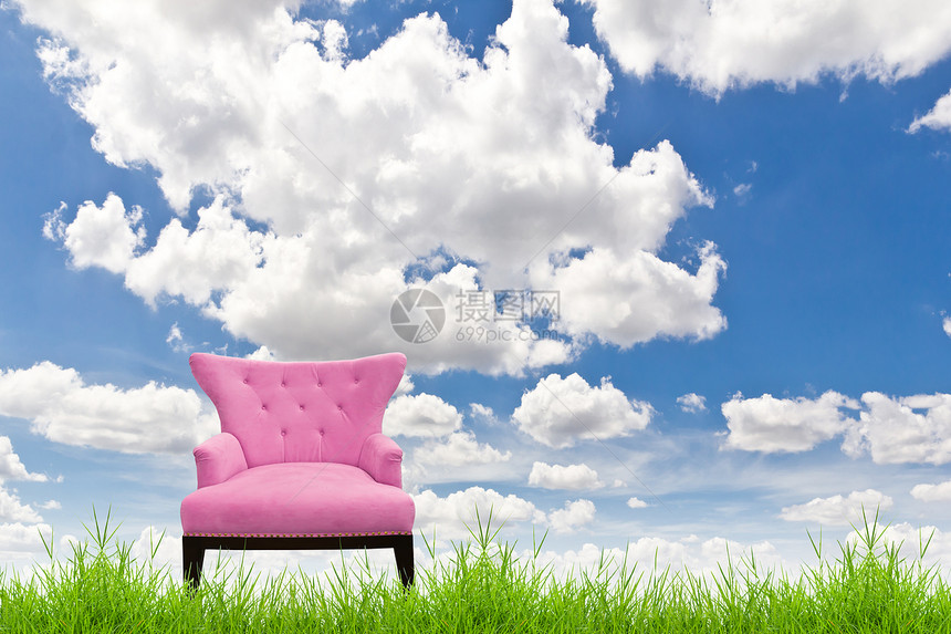 绿草和蓝天空上的粉色沙发装潢木头装饰椅子天空风格雕刻衣服蓝色地面图片