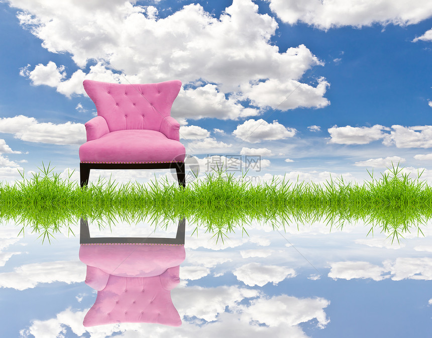 绿草和蓝天空上的粉色沙发奢华插图座位地面皮革天空装饰装潢风格蓝色图片