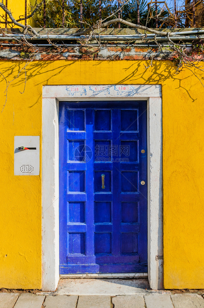 意大利威尼斯布罗拉诺多姿多彩的房屋房子晴天百叶窗框架蓝色文化花盆建筑游客花朵图片