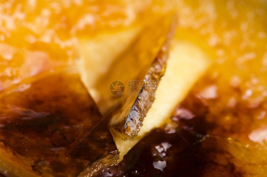 法国甜点     奶油布丁 烧焦霜餐厅食物香草三位一体蛋黄模子烹饪美食糕点勺子图片