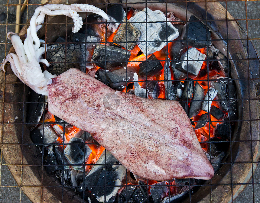 炉灶上的烤鱿鱼团体乌贼午餐生产炙烤煮沸盘子餐厅海鲜烧伤图片