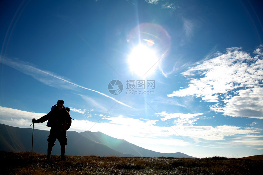 山上观光客旅行登山者阳光闲暇太阳男人自由天空运动活动图片