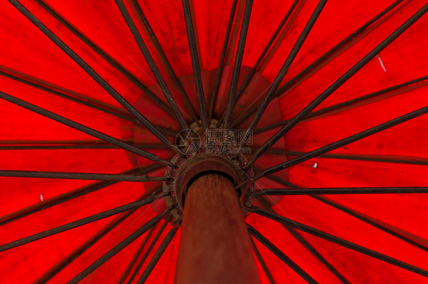 旧红伞在泰国的古老市场织物工艺文化阴影旅行红色图片