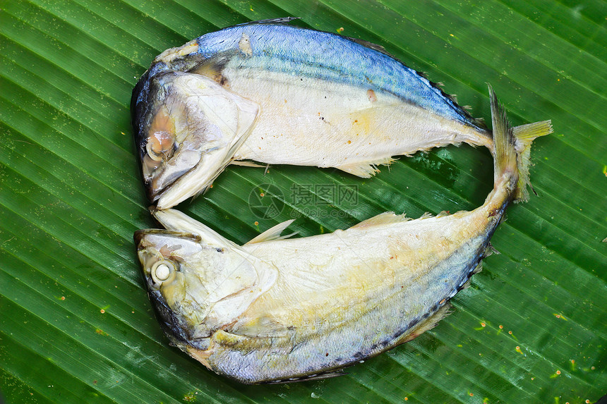香蕉叶上的竹厨房烹饪食品美味鲭鱼低音维生素节食海洋市场图片