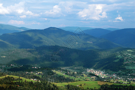 喀尔巴阡村天空草地全景阴影村庄森林绿色高清图片