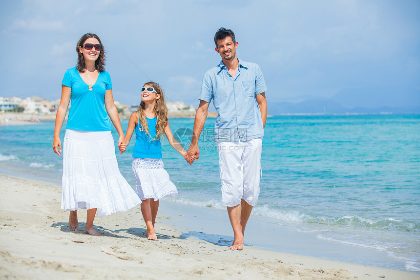 家庭在热带海滩玩乐异国爸爸母亲女孩海岸线婴儿海洋假期乐趣海滨图片