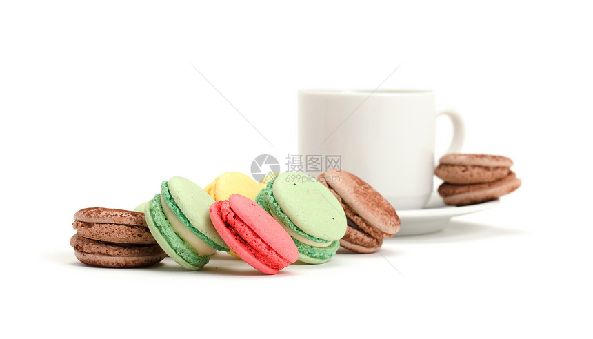 色彩多彩的马卡罗翁和一杯咖啡甜点酥皮绿色饼干盘子开心果小吃杯子糖果黄色图片