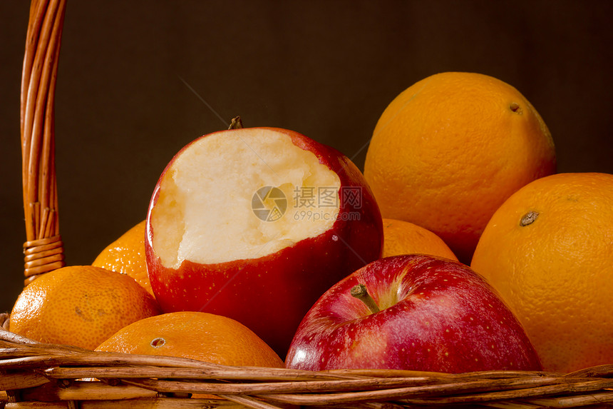 水果在柳篮子里橙子红色营养农业健康食物收成图片