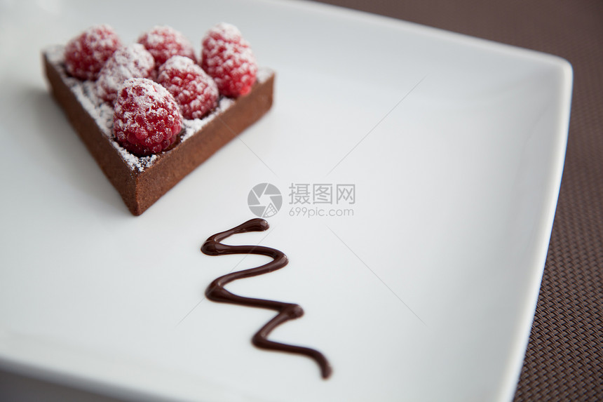 巧克力草莓蛋糕食物装饰覆盆子糕点浆果红色白色面包盘子蛋糕图片