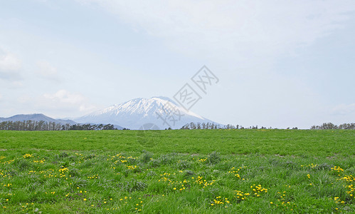 岩手草原和伊瓦特山太阳季节场地天空草地绿色蓝色阳光背景