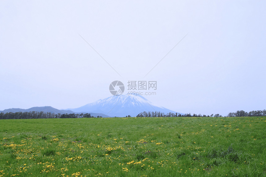 草原和伊瓦特山天空场地阳光绿色太阳草地季节蓝色图片