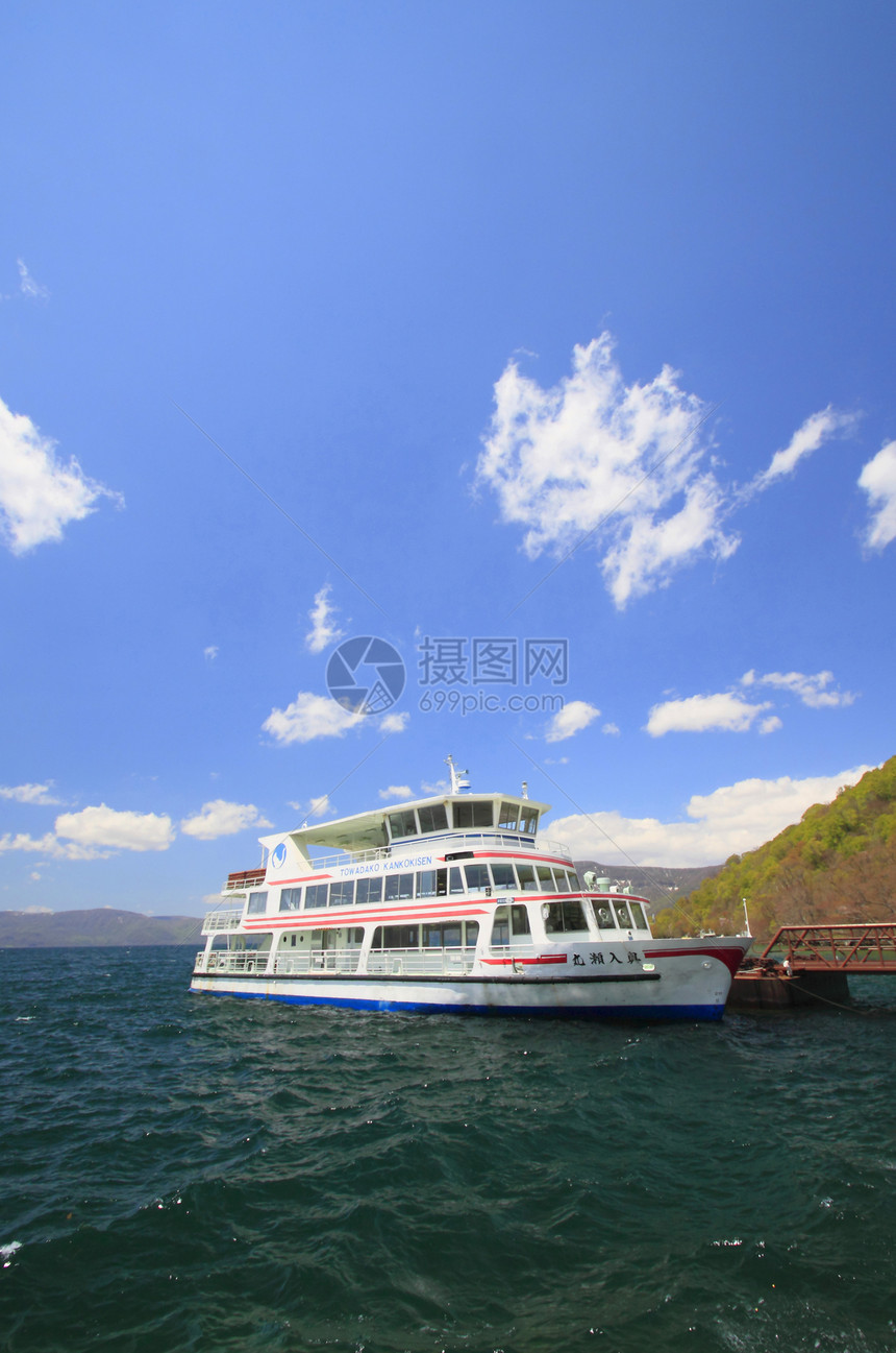 在Towada湖的船舶上太阳白色天气蓝色空气多云季节图片