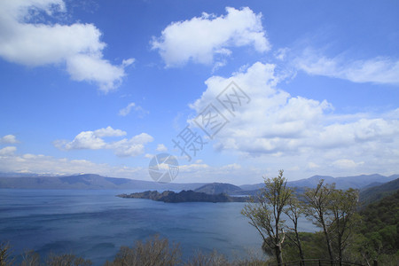 图瓦达湖空气蓝色多云季节天气白色太阳背景图片