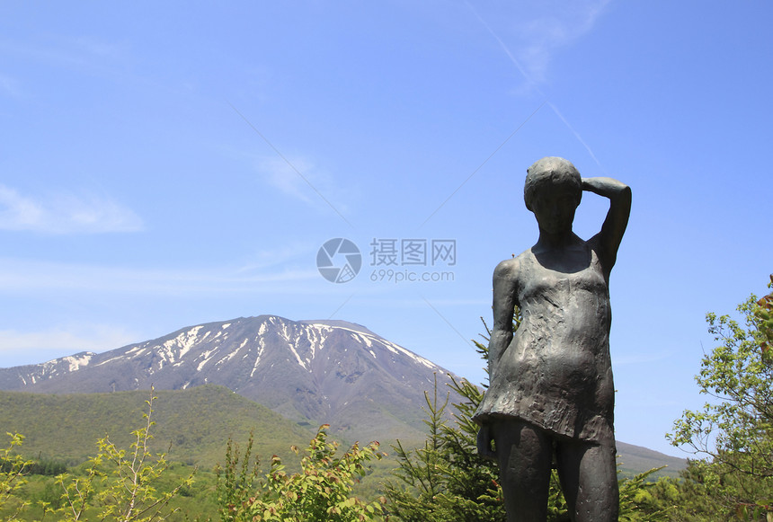 伊瓦特山和蓝天草原蓝色绿色阳光场地季节天空草地太阳图片