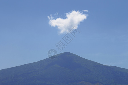 两瓶姬存希希梅卡米山和蓝天蓝色晴天天空考德天气背景