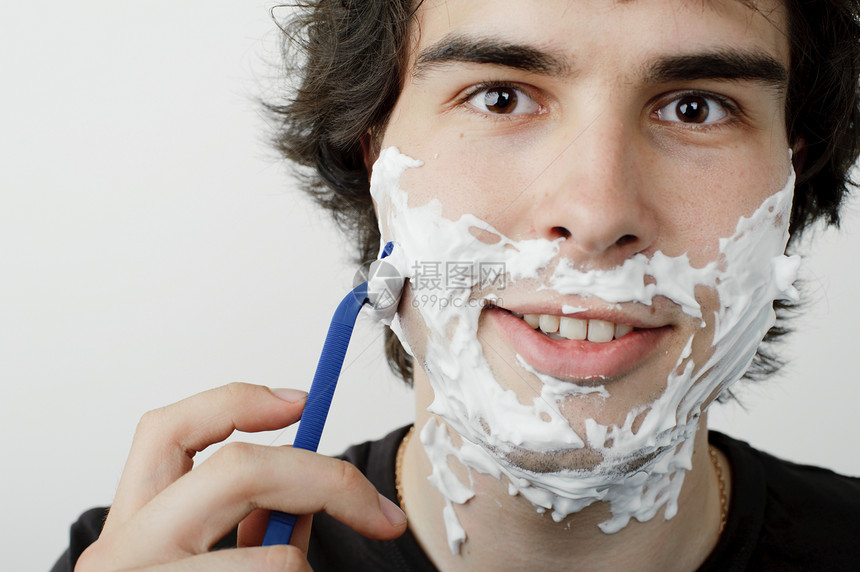 剃刮男性刮胡子下巴仪式泡沫成人手指奶油修剪青年图片