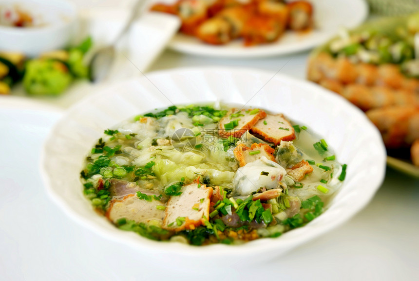 Vietnames 风格食品肉丸挂面绿色食物蔬菜香菜午餐白色面条猪肉图片