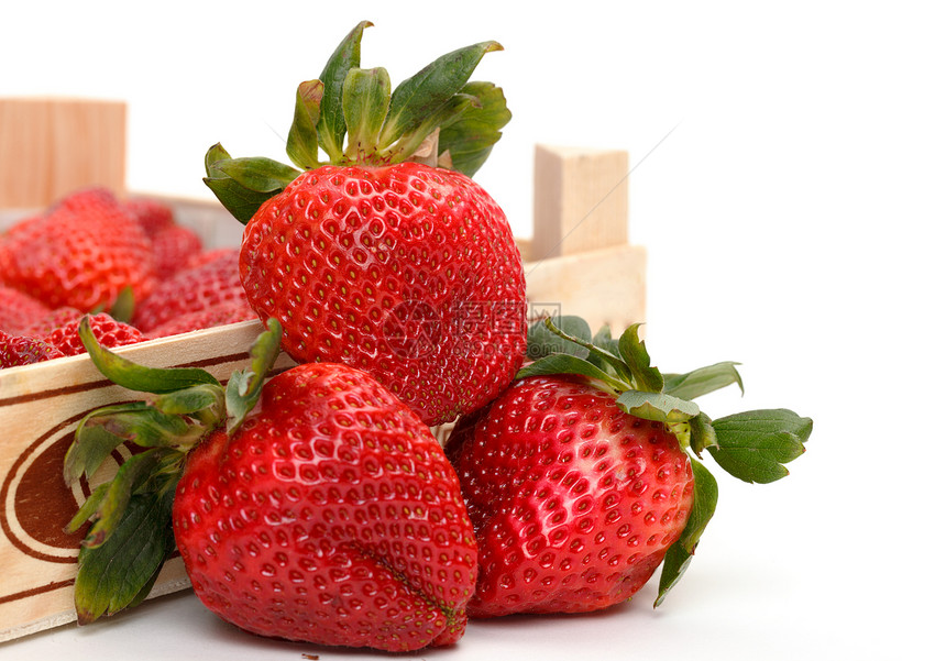 盒子里堆满红色的草莓叶子绿色活力团体白色食物水果小吃美食甜点图片