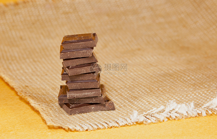 巧克力堆进酒吧小吃食物糖果黑色宏观白色甜点棕色图片