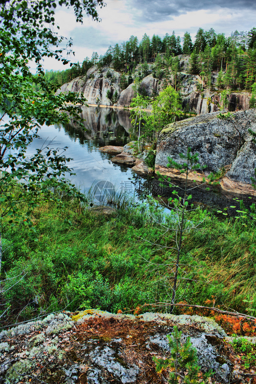 斯堪的纳维亚带岩石的风景图片