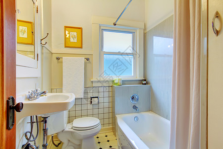 用旧的洗手间和瓷砖换个简单的厕所背景图片