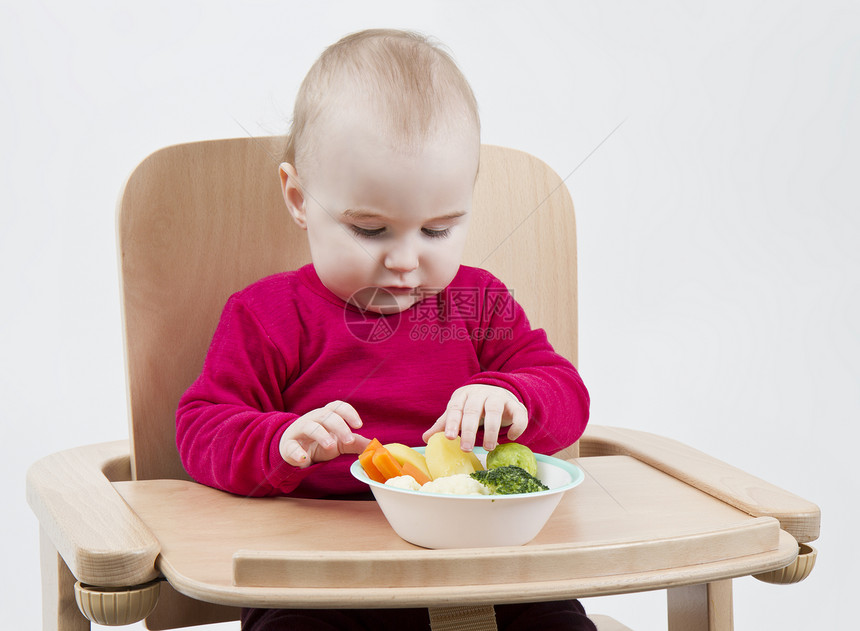 以高椅子吃饭的幼儿土豆木材辅食小菜儿童蔬菜健康饮食高脚椅食物红色图片