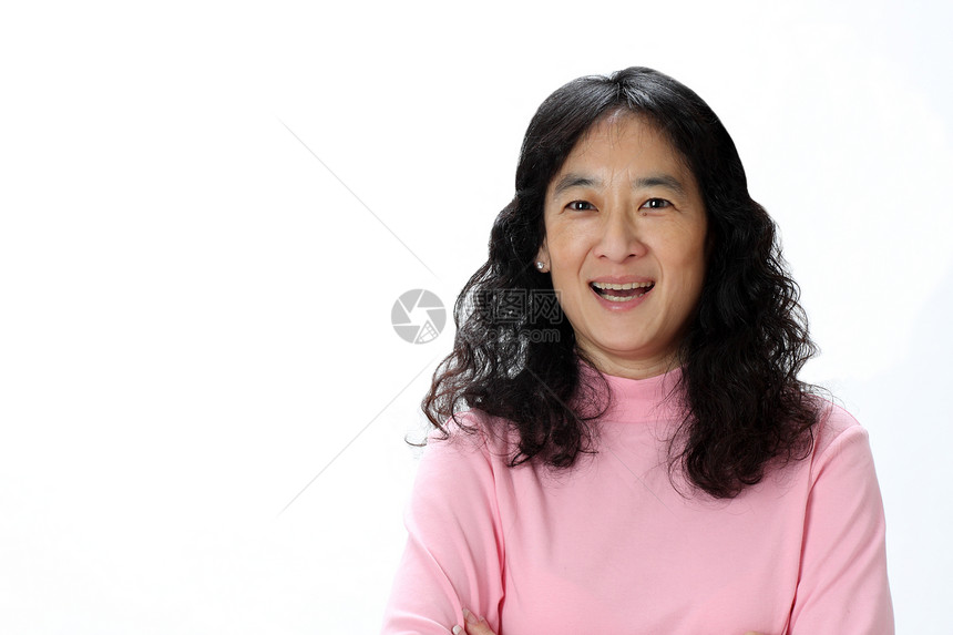 一位成熟的亚裔女士笑着笑图片