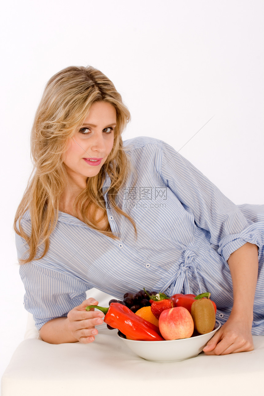 健康年轻女子的肖像成人橙子水果财产厨房绿色农作物面孔文化身体图片