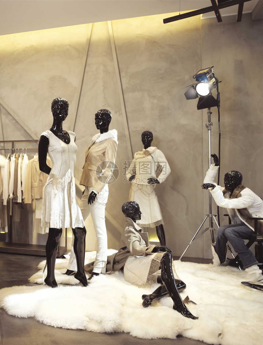 哑木白色街道玻璃模型黑色人体购物中心店铺展示奢华图片