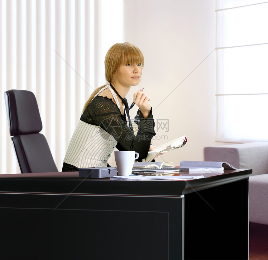 办公室中的女商务人士商业青年微笑女性职场工作热线人士说话金发女郎图片