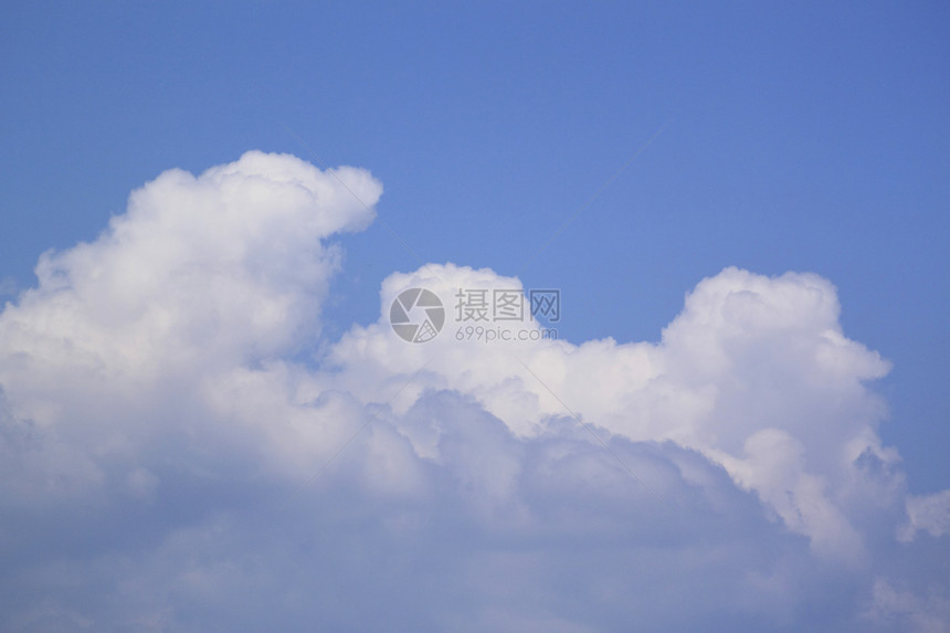 蓝色天空中的云多云风景环境编队阳光地平线气氛云景自由白色图片