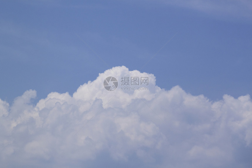 蓝色天空中的云多云云景阳光气氛环境风景白色地平线编队自由图片