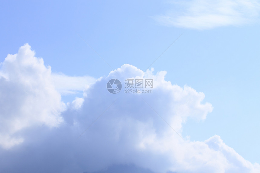 蓝色天空的白云阳光编队空气气氛地平线自由风景白色环境云景图片