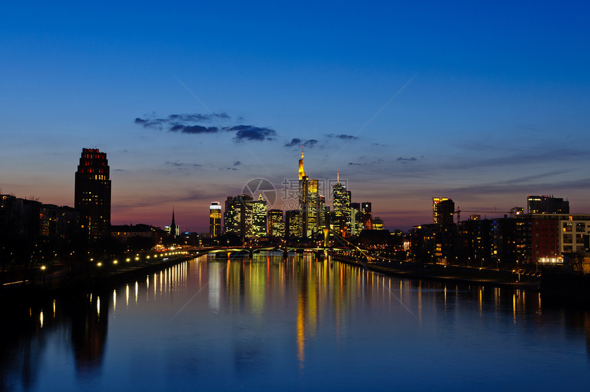 美因法兰克福 德国黄昏的德国街道天际世界旅行游客城市夜景摩天大楼蓝色梯度图片