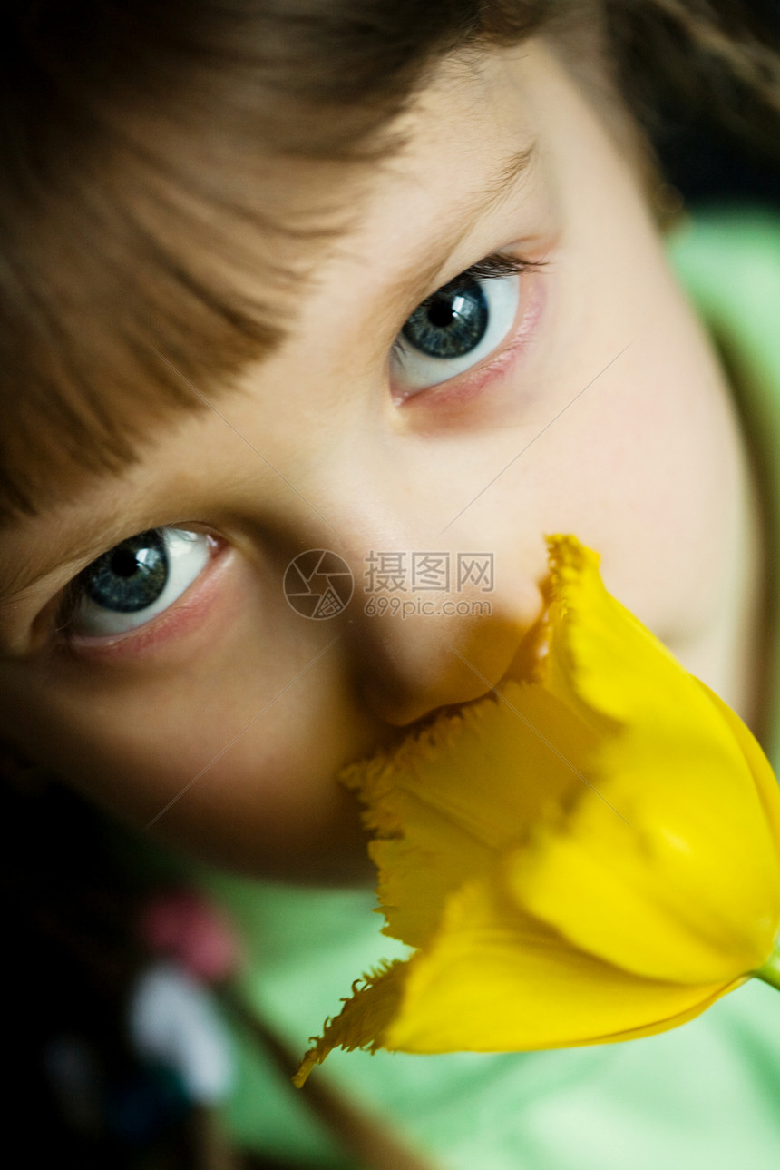 有花的女孩花瓣黄色鼻子孩子图片