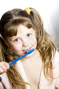 有牙刷的女孩牙齿孩子白色药品化妆品卫生牙科打扫安全背景图片